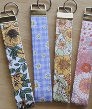 Load image into Gallery viewer, Floral Wristlets